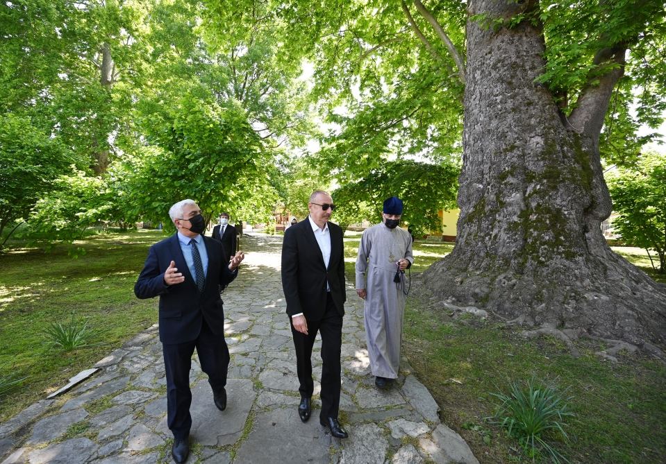 Prezident İlham Əliyev və birinci xanım Mehriban Əliyeva Nic qəsəbəsində 1 saylı orta məktəbdə və Müqəddəs Yelisey adına Cotari kilsəsində olublar (FOTO/VİDEO) (YENİLƏNİB)