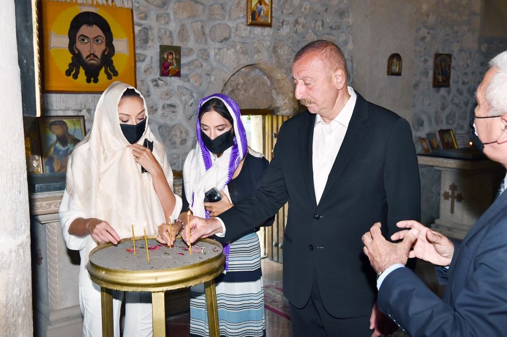 Prezident İlham Əliyev və birinci xanım Mehriban Əliyeva Nic qəsəbəsində 1 saylı orta məktəbdə və Müqəddəs Yelisey adına Cotari kilsəsində olublar (FOTO/VİDEO) (YENİLƏNİB)