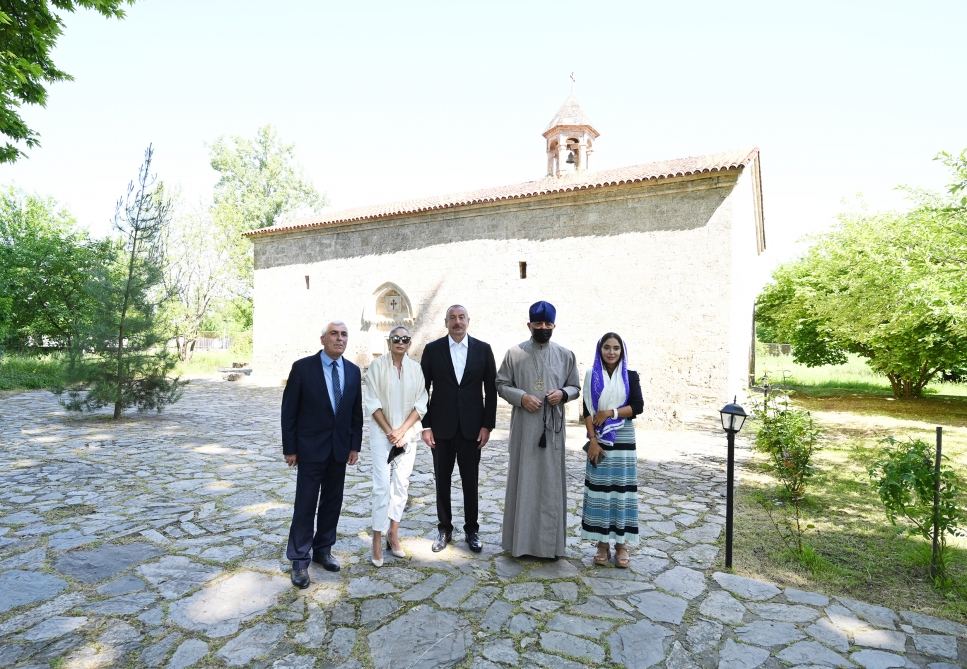 Prezident İlham Əliyev və birinci xanım Mehriban Əliyeva Nic qəsəbəsində 1 saylı orta məktəbdə və Müqəddəs Yelisey adına Cotari kilsəsində olublar (FOTO/VİDEO) (YENİLƏNİB)