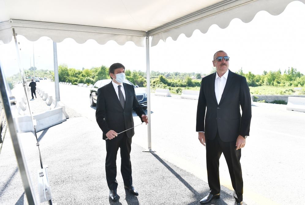 Prezident İlham Əliyev, birinci xanım Mehriban Əliyeva Qəbələdə yeni körpü və avtomobil yolunun bərpadan sonra istifadəyə verilməsi tədbirində iştirak ediblər (FOTO/VİDEO) (YENİLƏNİB)