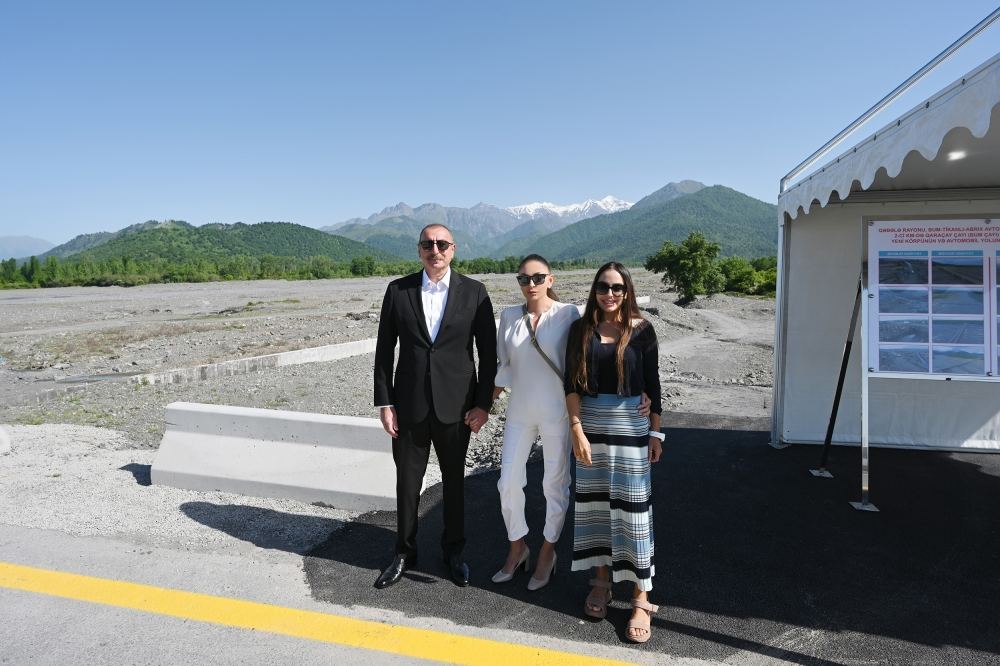 Prezident İlham Əliyev, birinci xanım Mehriban Əliyeva Qəbələdə yeni körpü və avtomobil yolunun bərpadan sonra istifadəyə verilməsi tədbirində iştirak ediblər (FOTO/VİDEO) (YENİLƏNİB)