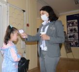 Şagirdlər uzun fasilədən sonra yenidən məktəbə yollanıb (FOTO)