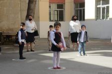 Şagirdlər uzun fasilədən sonra yenidən məktəbə yollanıb (FOTO)