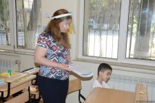 Şagirdlər uzun fasilədən sonra yenidən məktəbə yollanıb (FOTO)