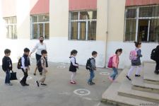 Şagirdlər uzun fasilədən sonra yenidən məktəbə yollanıb (FOTO)