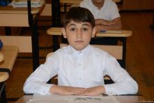 Şagirdlər uzun fasilədən sonra yenidən məktəbə yollanıb (FOTO)