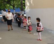 Şagirdlər uzun fasilədən sonra yenidən məktəbə yollanıb (FOTO)