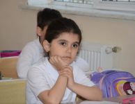 Şagirdlər uzun fasilədən sonra yenidən məktəbə yollanıb (FOTO)
