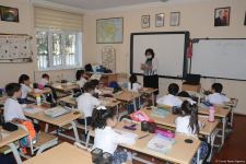 Şagirdlər uzun fasilədən sonra yenidən məktəbə yollanıb (FOTO)
