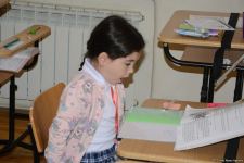 Şagirdlər uzun fasilədən sonra yenidən məktəbə yollanıb (FOTO)