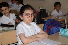 Şagirdlər uzun fasilədən sonra yenidən məktəbə yollanıb (FOTO)