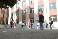 Şagirdlər uzun fasilədən sonra yenidən məktəbə yollanıb (FOTO)