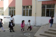 Şagirdlər uzun fasilədən sonra yenidən məktəbə yollanıb (FOTO)