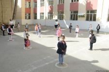 Şagirdlər uzun fasilədən sonra yenidən məktəbə yollanıb (FOTO)