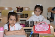 Şagirdlər uzun fasilədən sonra yenidən məktəbə yollanıb (FOTO)