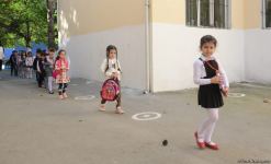 Şagirdlər uzun fasilədən sonra yenidən məktəbə yollanıb (FOTO)