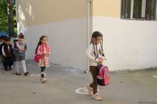 Şagirdlər uzun fasilədən sonra yenidən məktəbə yollanıb (FOTO)