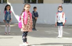 Şagirdlər uzun fasilədən sonra yenidən məktəbə yollanıb (FOTO)