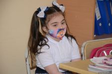 Şagirdlər uzun fasilədən sonra yenidən məktəbə yollanıb (FOTO)