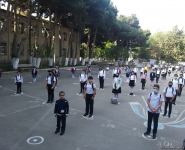 Şagirdlər uzun fasilədən sonra yenidən məktəbə yollanıb (FOTO)