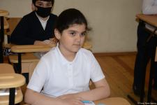 Şagirdlər uzun fasilədən sonra yenidən məktəbə yollanıb (FOTO)