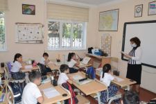Şagirdlər uzun fasilədən sonra yenidən məktəbə yollanıb (FOTO)