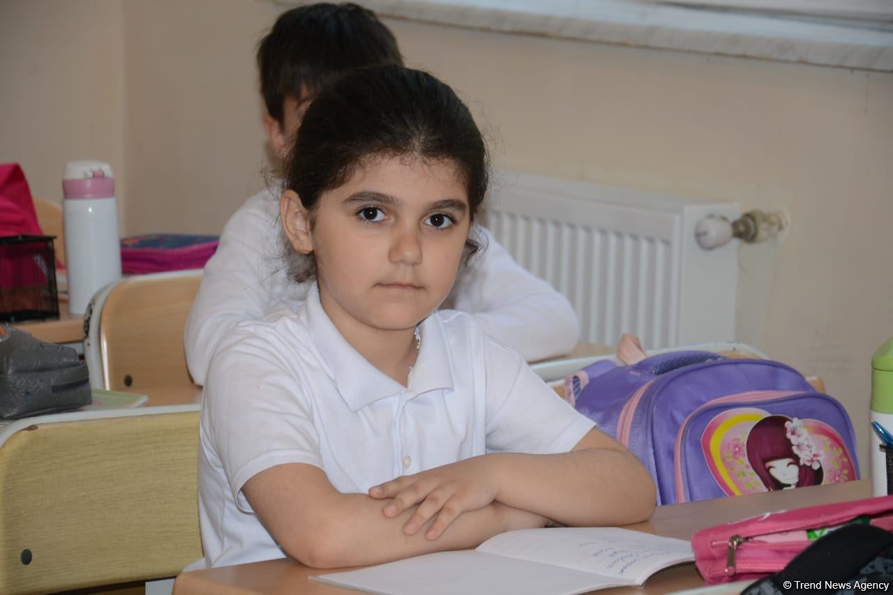 Şagirdlər uzun fasilədən sonra yenidən məktəbə yollanıb (FOTO)