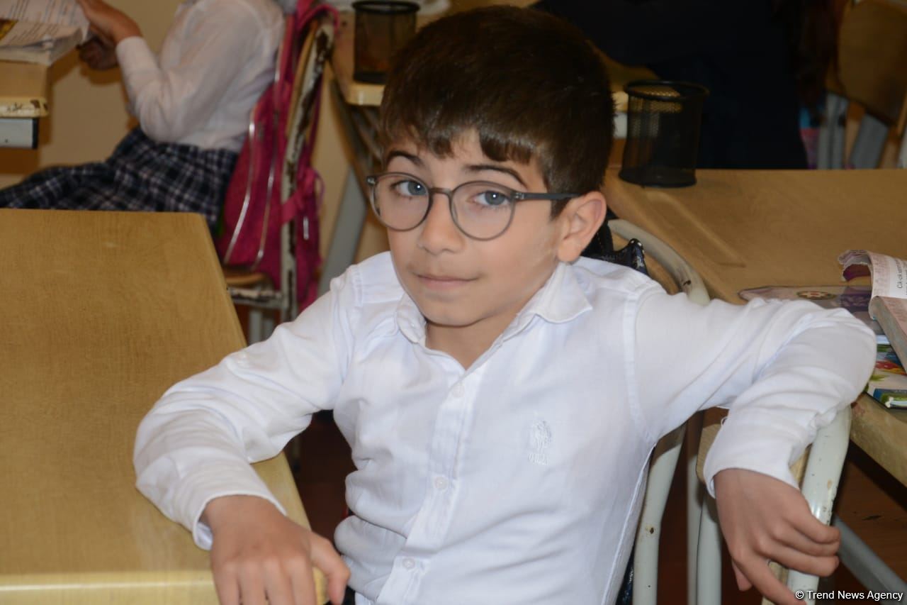Şagirdlər uzun fasilədən sonra yenidən məktəbə yollanıb (FOTO)