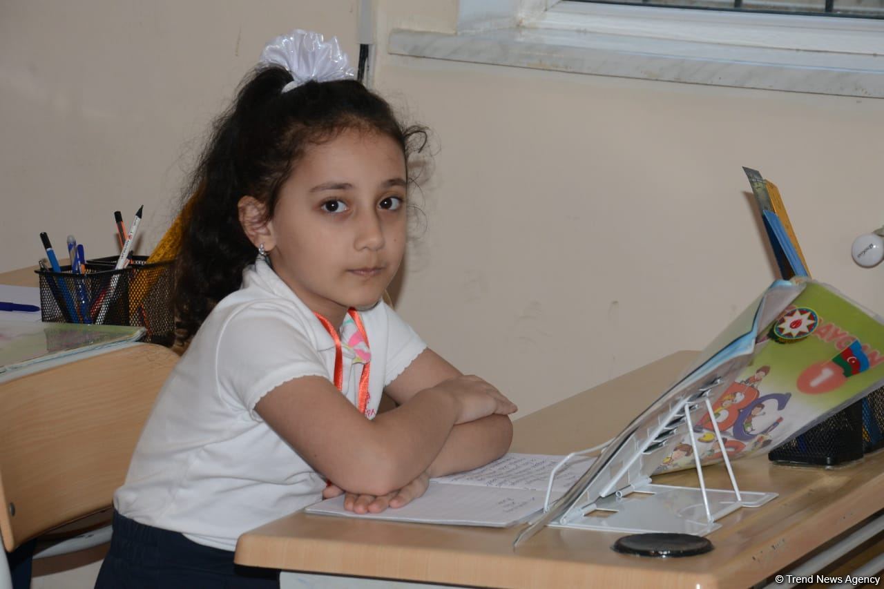 Şagirdlər uzun fasilədən sonra yenidən məktəbə yollanıb (FOTO)