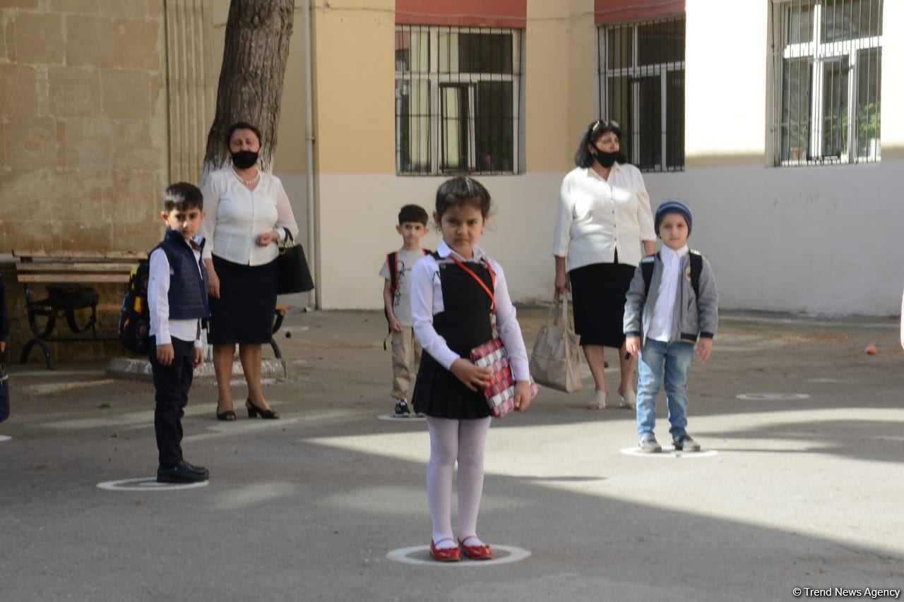 Şagirdlər uzun fasilədən sonra yenidən məktəbə yollanıb (FOTO)