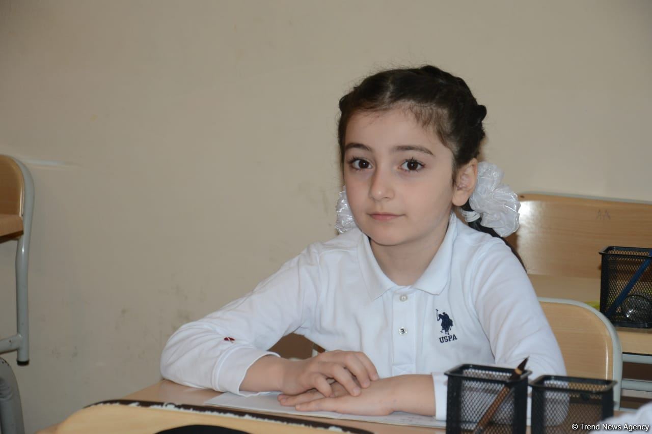 Şagirdlər uzun fasilədən sonra yenidən məktəbə yollanıb (FOTO)