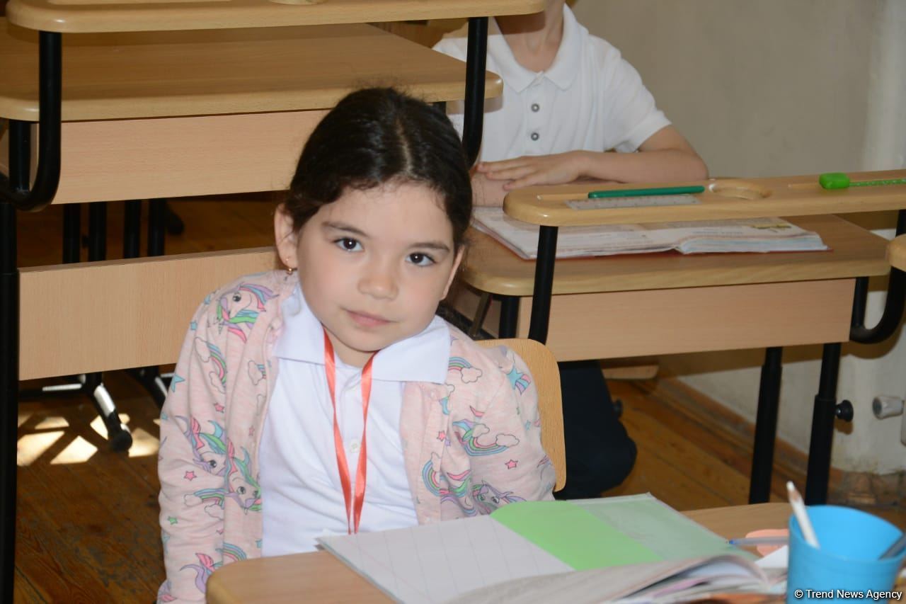 Şagirdlər uzun fasilədən sonra yenidən məktəbə yollanıb (FOTO)