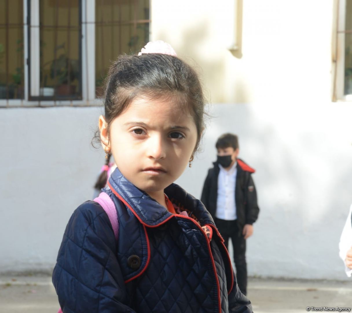 Şagirdlər uzun fasilədən sonra yenidən məktəbə yollanıb (FOTO)