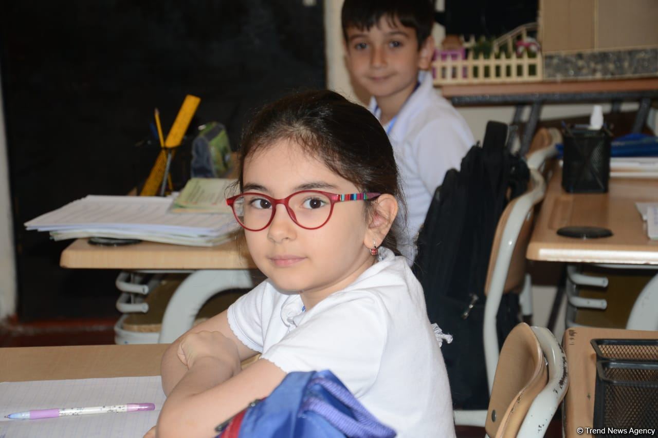 Şagirdlər uzun fasilədən sonra yenidən məktəbə yollanıb (FOTO)