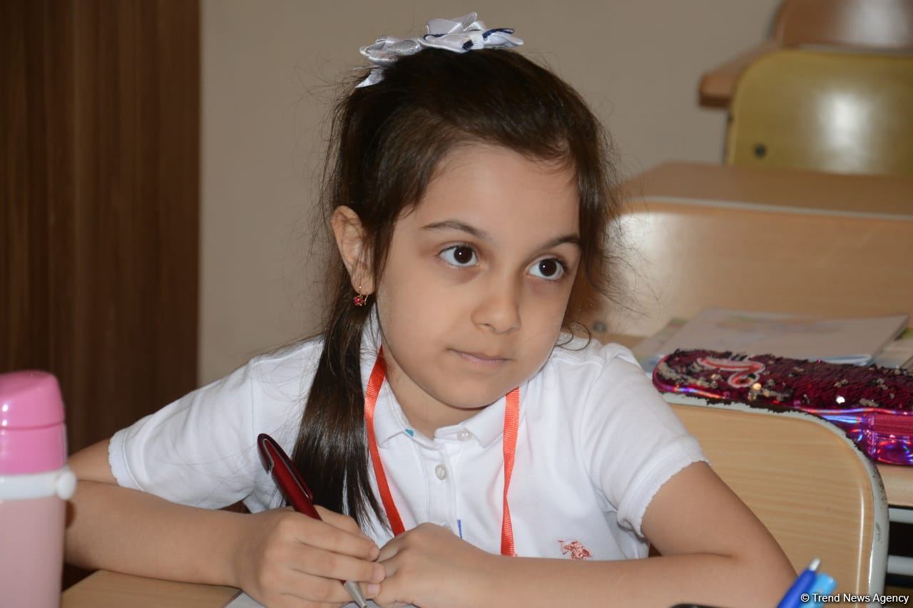 Şagirdlər uzun fasilədən sonra yenidən məktəbə yollanıb (FOTO)