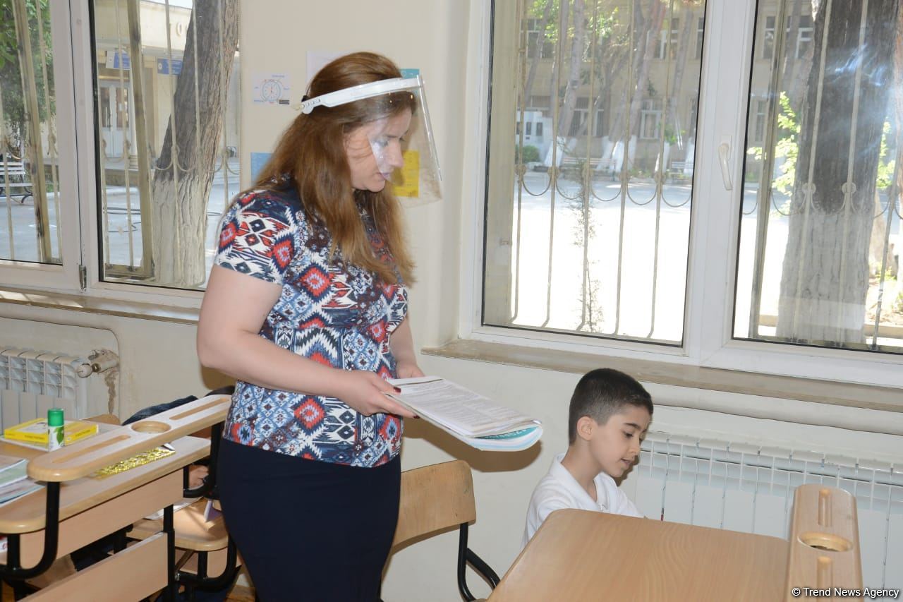 Şagirdlər uzun fasilədən sonra yenidən məktəbə yollanıb (FOTO)