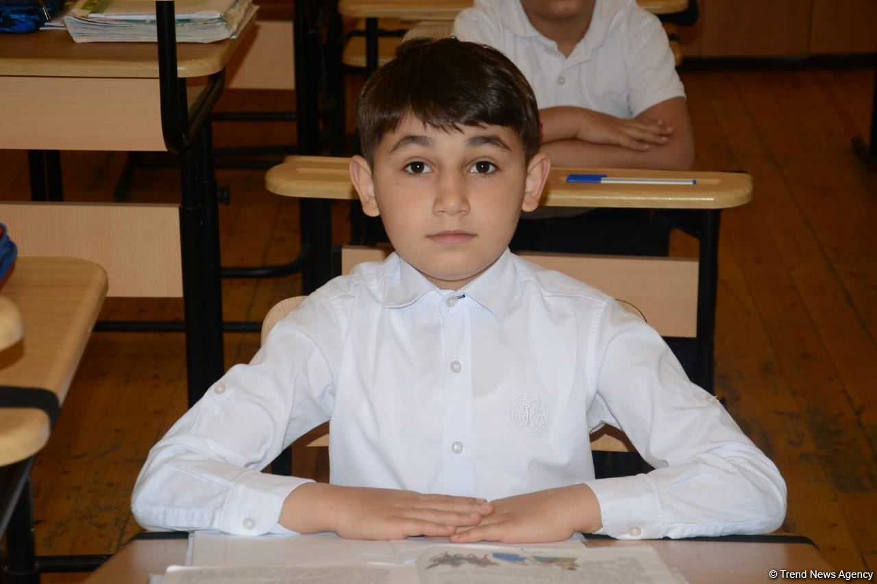 Şagirdlər uzun fasilədən sonra yenidən məktəbə yollanıb (FOTO)