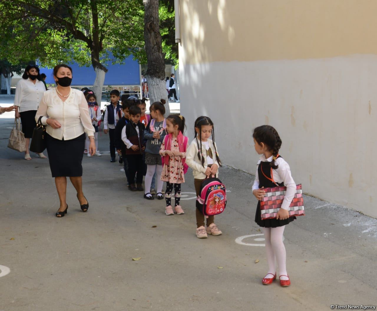 Şagirdlər uzun fasilədən sonra yenidən məktəbə yollanıb (FOTO)