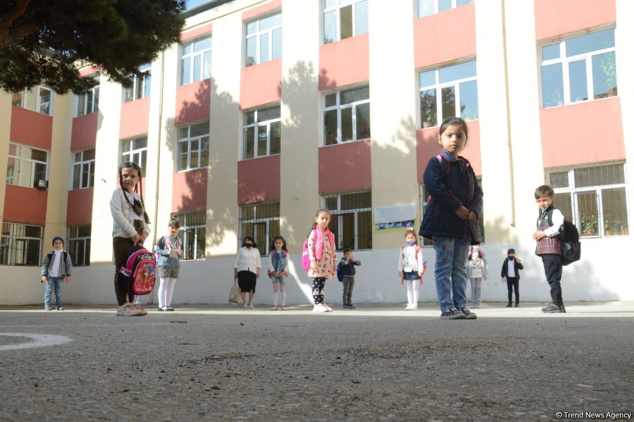Şagirdlər uzun fasilədən sonra yenidən məktəbə yollanıb (FOTO)