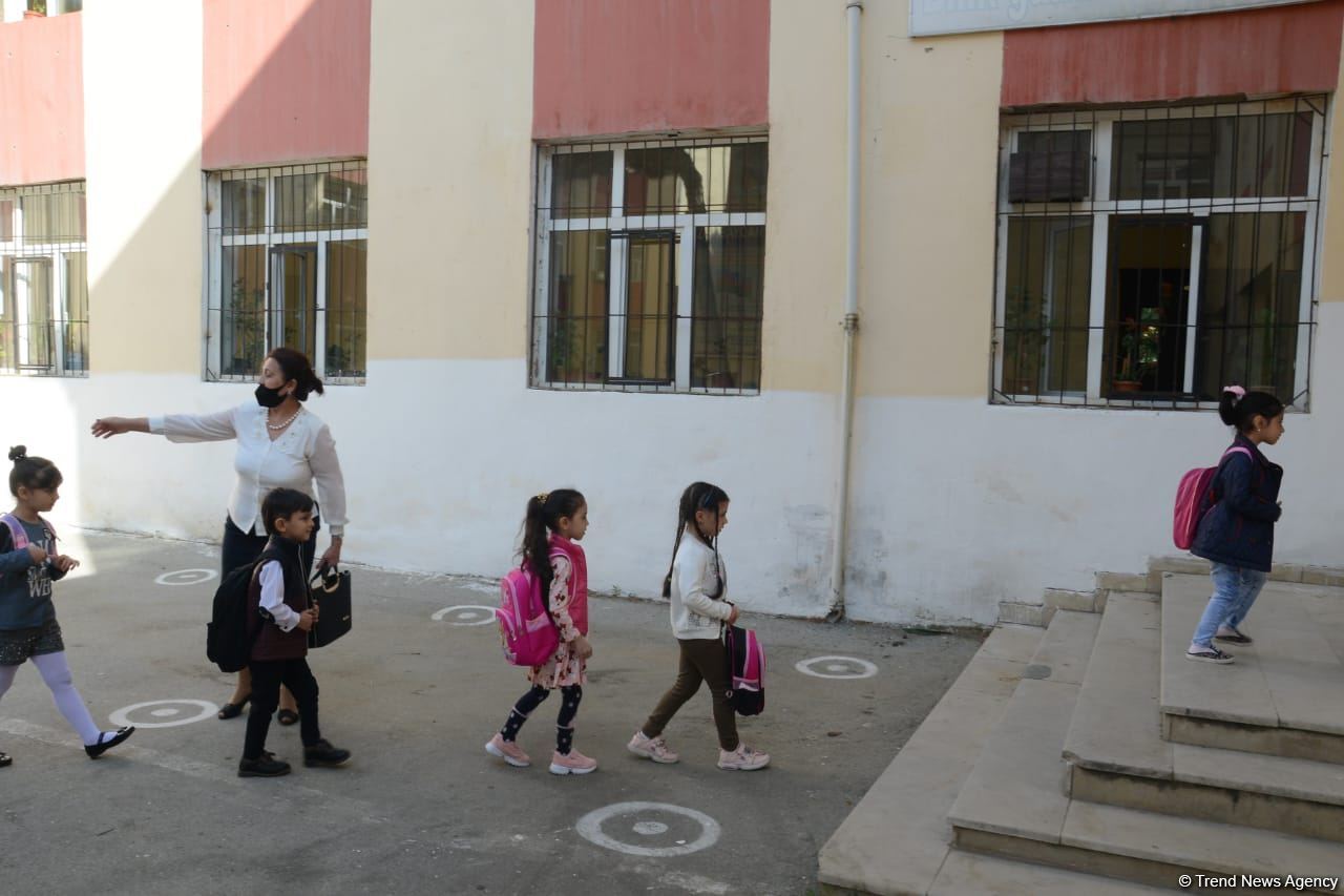 Şagirdlər uzun fasilədən sonra yenidən məktəbə yollanıb (FOTO)
