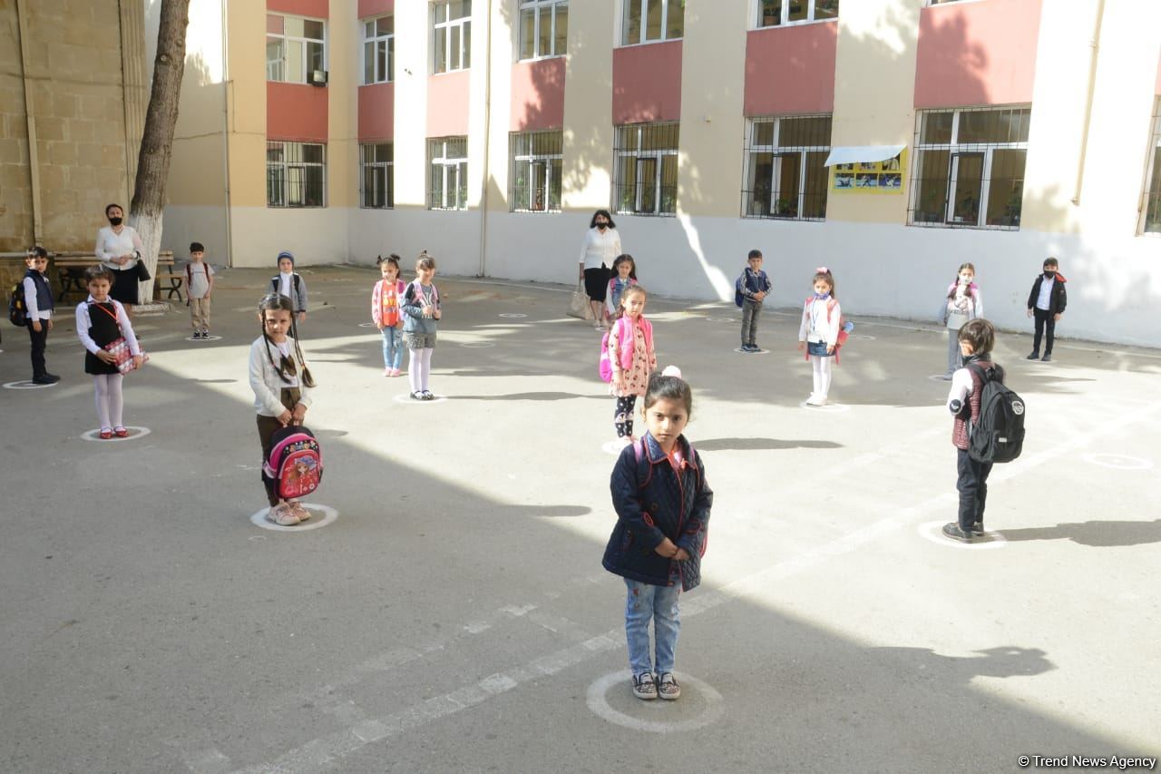 Şagirdlər uzun fasilədən sonra yenidən məktəbə yollanıb (FOTO)