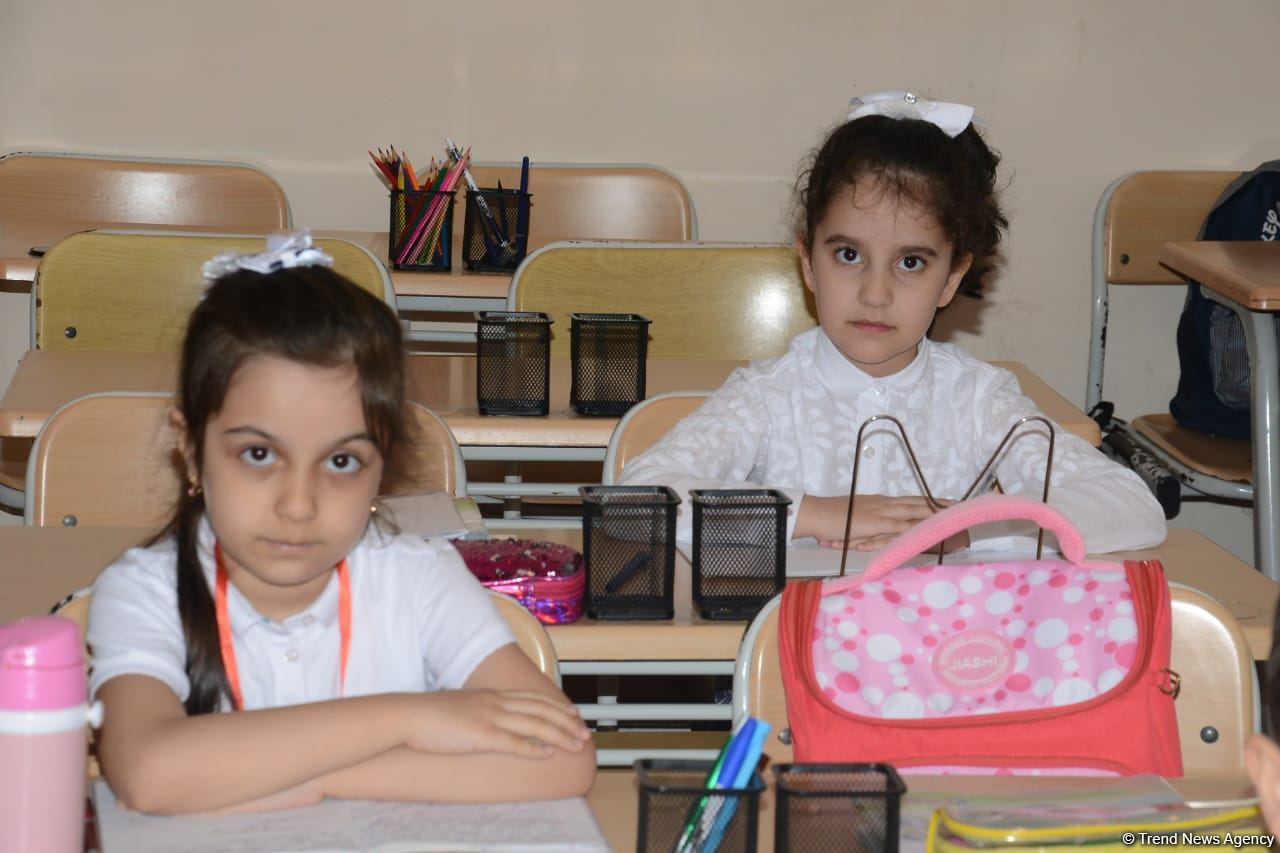 Şagirdlər uzun fasilədən sonra yenidən məktəbə yollanıb (FOTO)