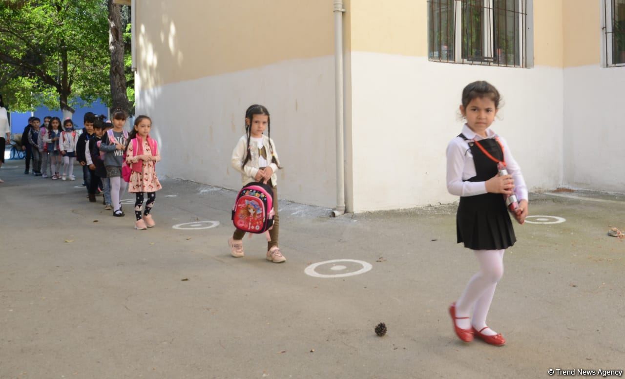 Şagirdlər uzun fasilədən sonra yenidən məktəbə yollanıb (FOTO)