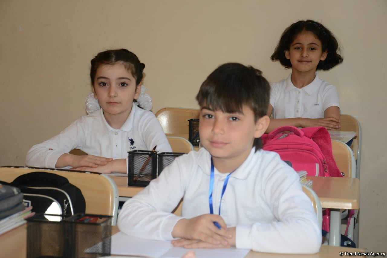 Şagirdlər uzun fasilədən sonra yenidən məktəbə yollanıb (FOTO)