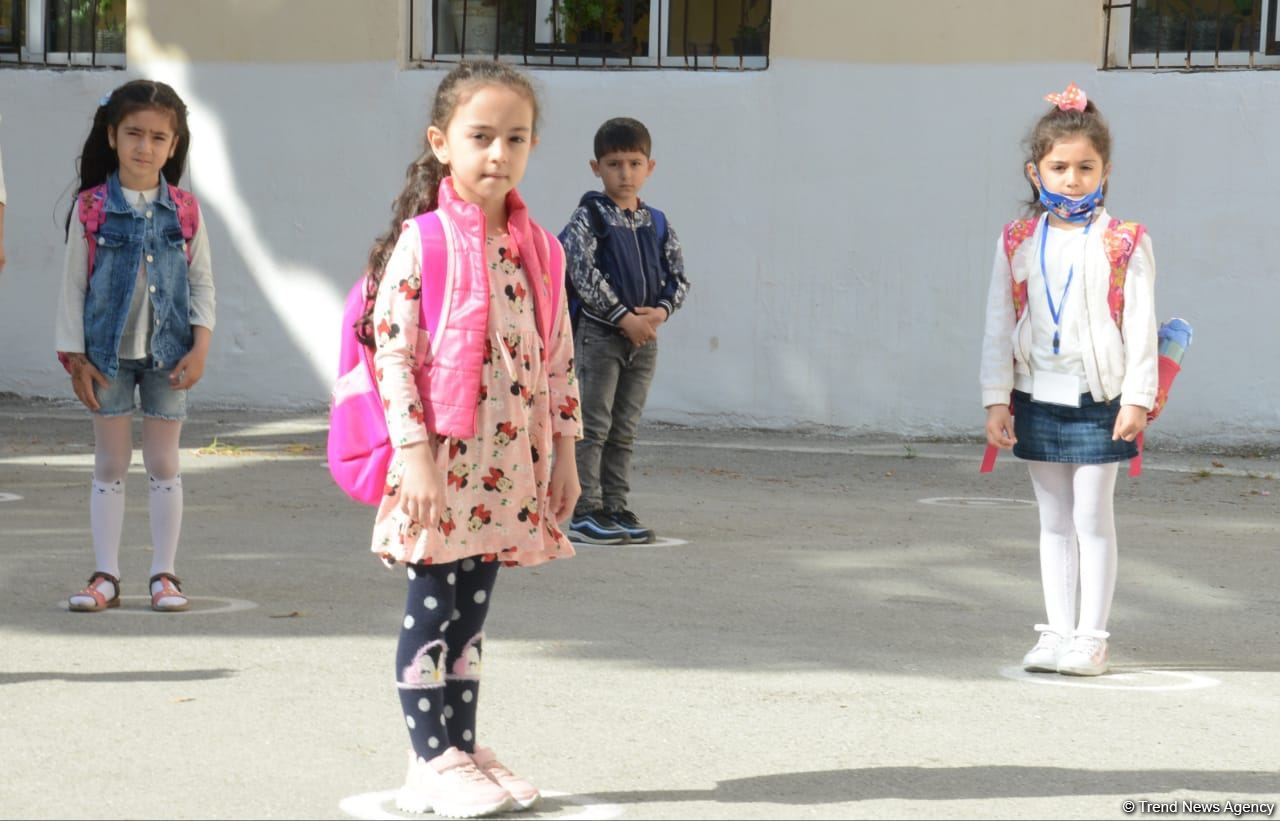 Şagirdlər uzun fasilədən sonra yenidən məktəbə yollanıb (FOTO)