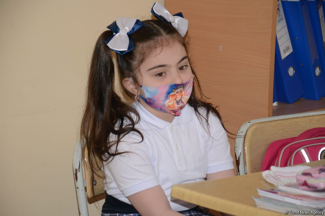 Şagirdlər uzun fasilədən sonra yenidən məktəbə yollanıb (FOTO)