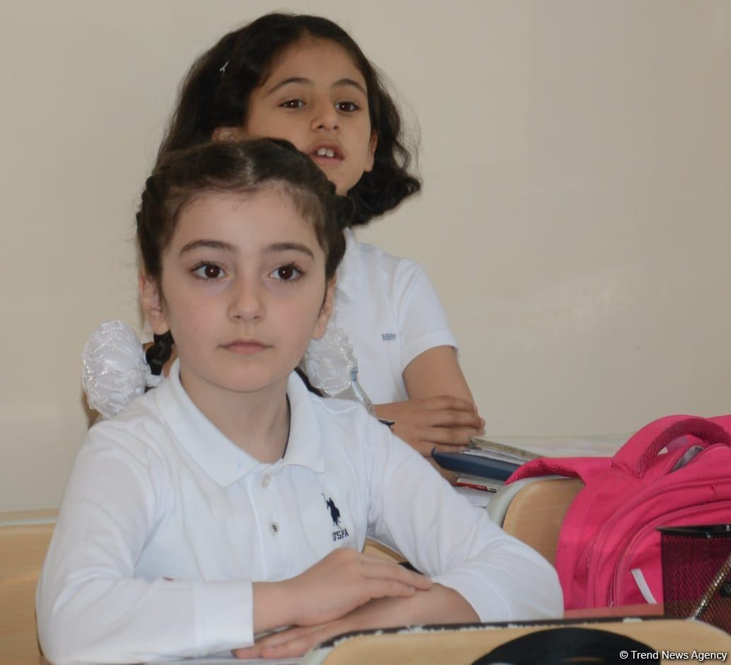 Şagirdlər uzun fasilədən sonra yenidən məktəbə yollanıb (FOTO)