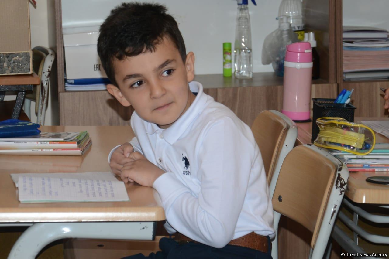 Şagirdlər uzun fasilədən sonra yenidən məktəbə yollanıb (FOTO)