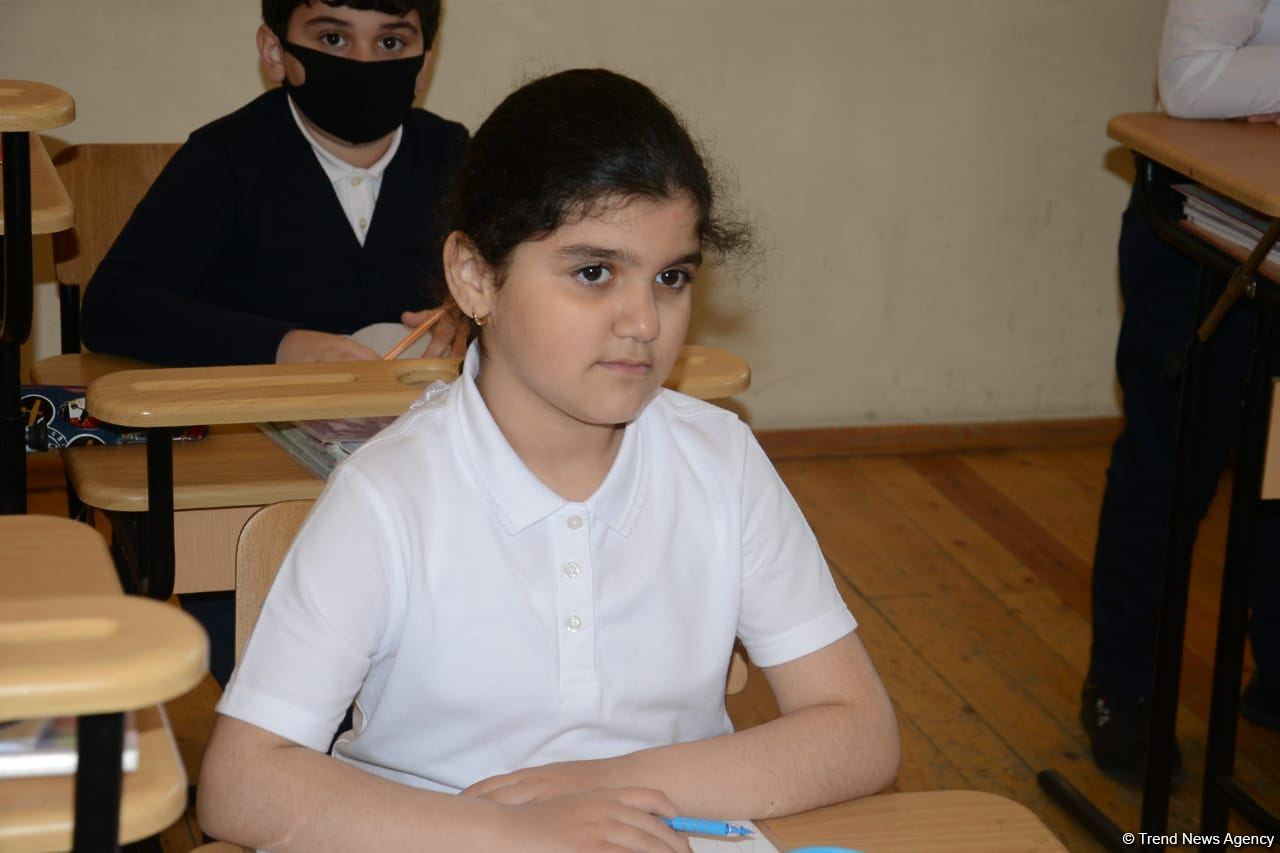 Şagirdlər uzun fasilədən sonra yenidən məktəbə yollanıb (FOTO)