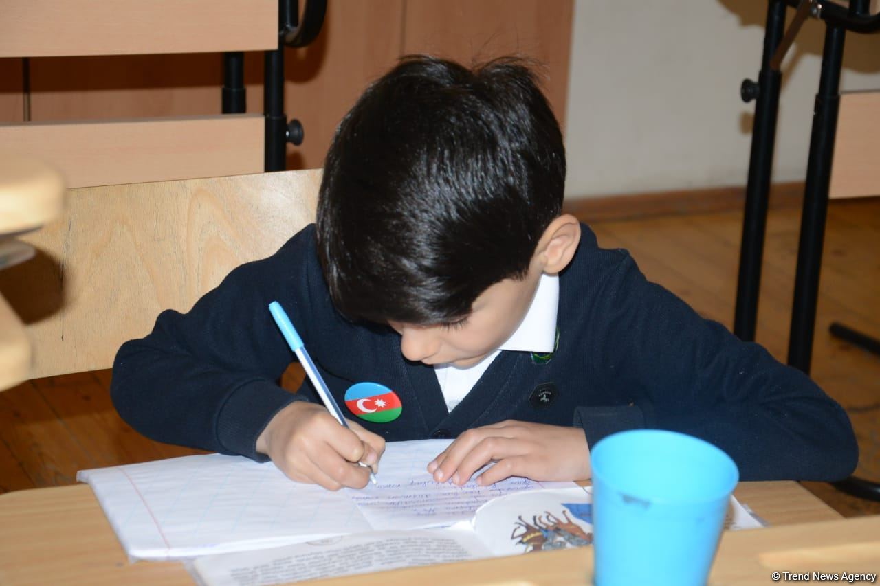 Şagirdlər uzun fasilədən sonra yenidən məktəbə yollanıb (FOTO)